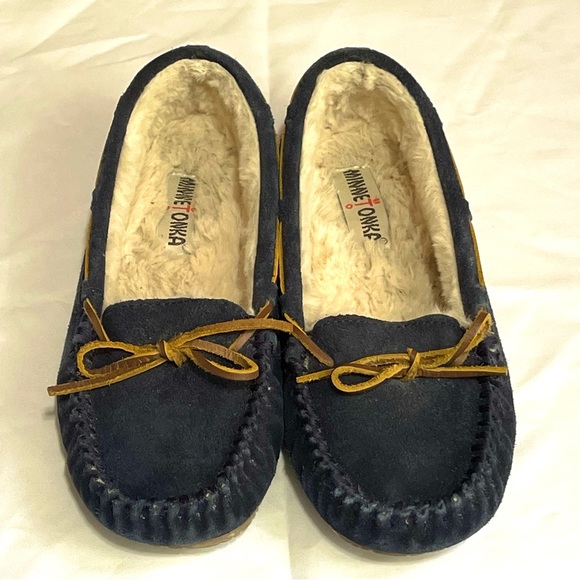 MINNETONKA Moccasins Women’s Cozy Slippers - Picture 2 of 7